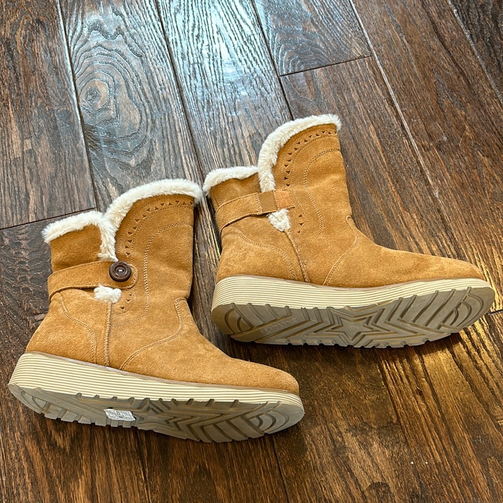 Women Skechers boots. Tan with fur lining. Women size 8.